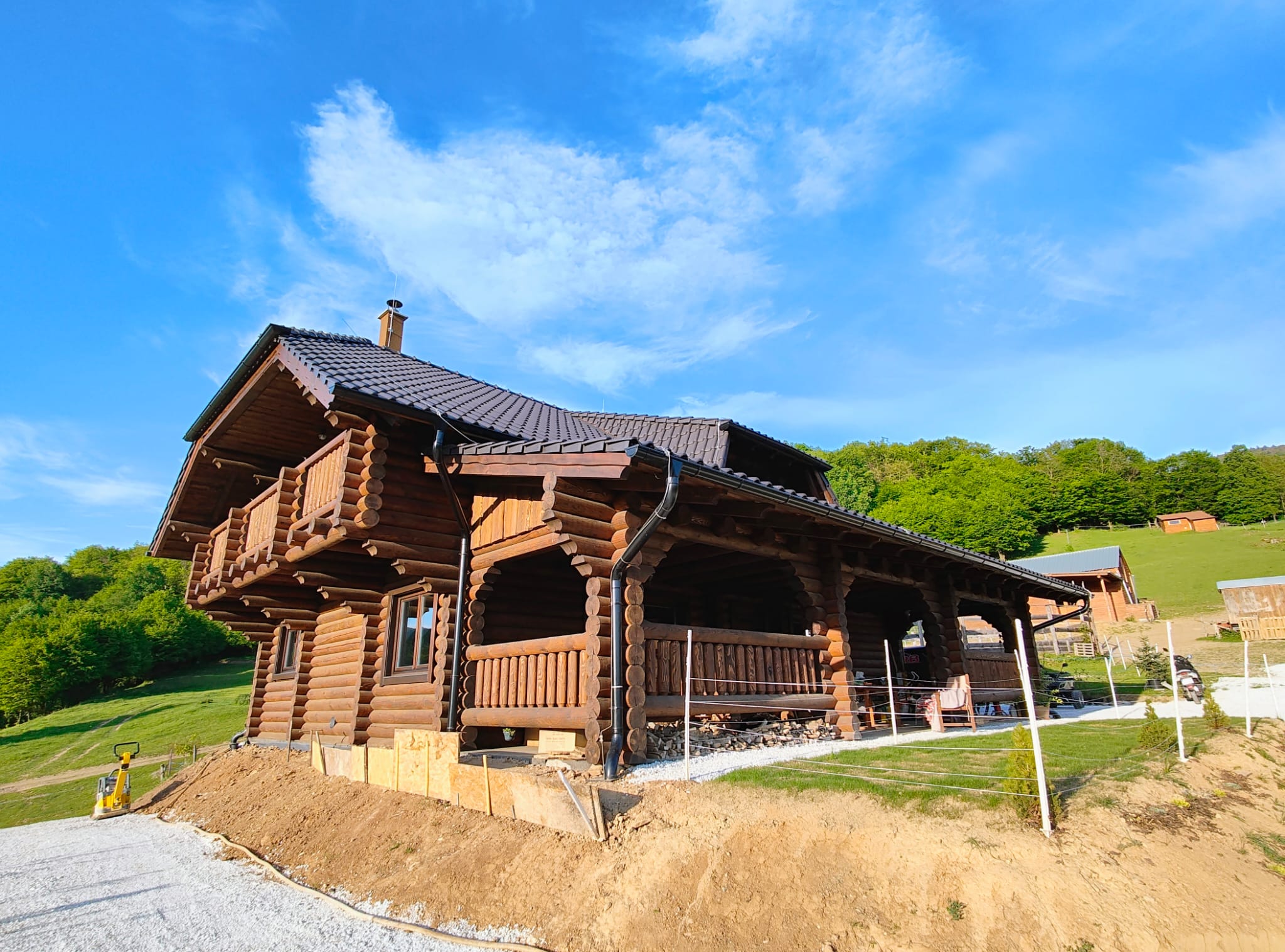 Maison en rondins en construction