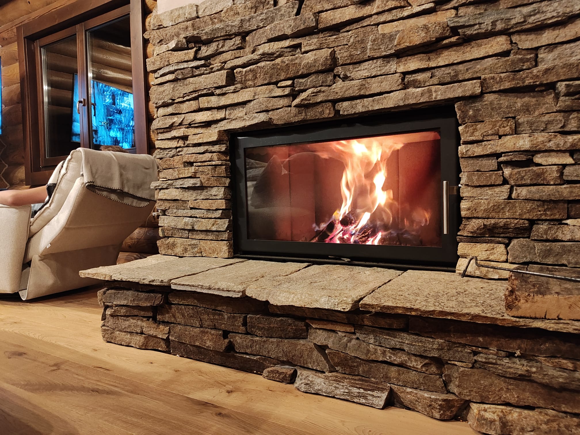 Poêle à bois dans une maison en rondins