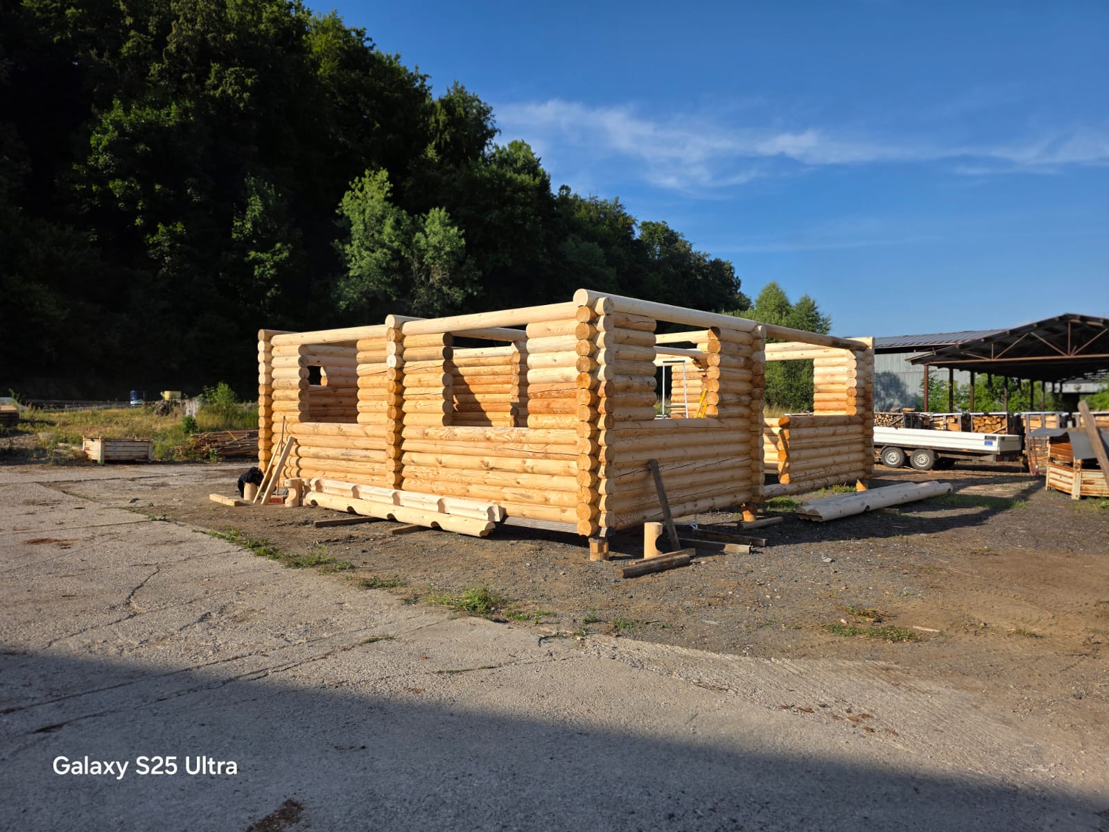 Assemblage à sec d'une maison en rondins en atelier