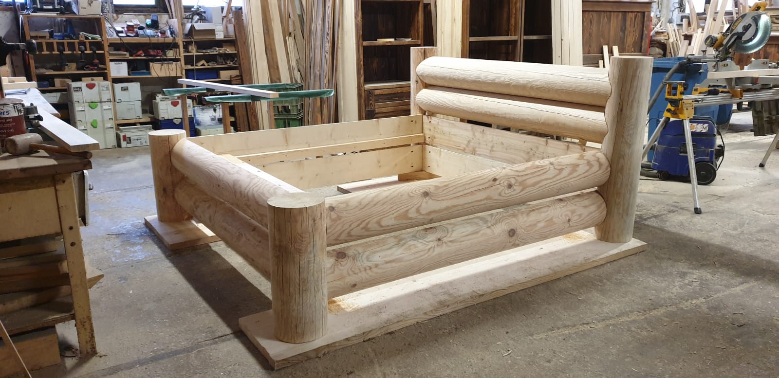 Lit massif en bois en cours de fabrication