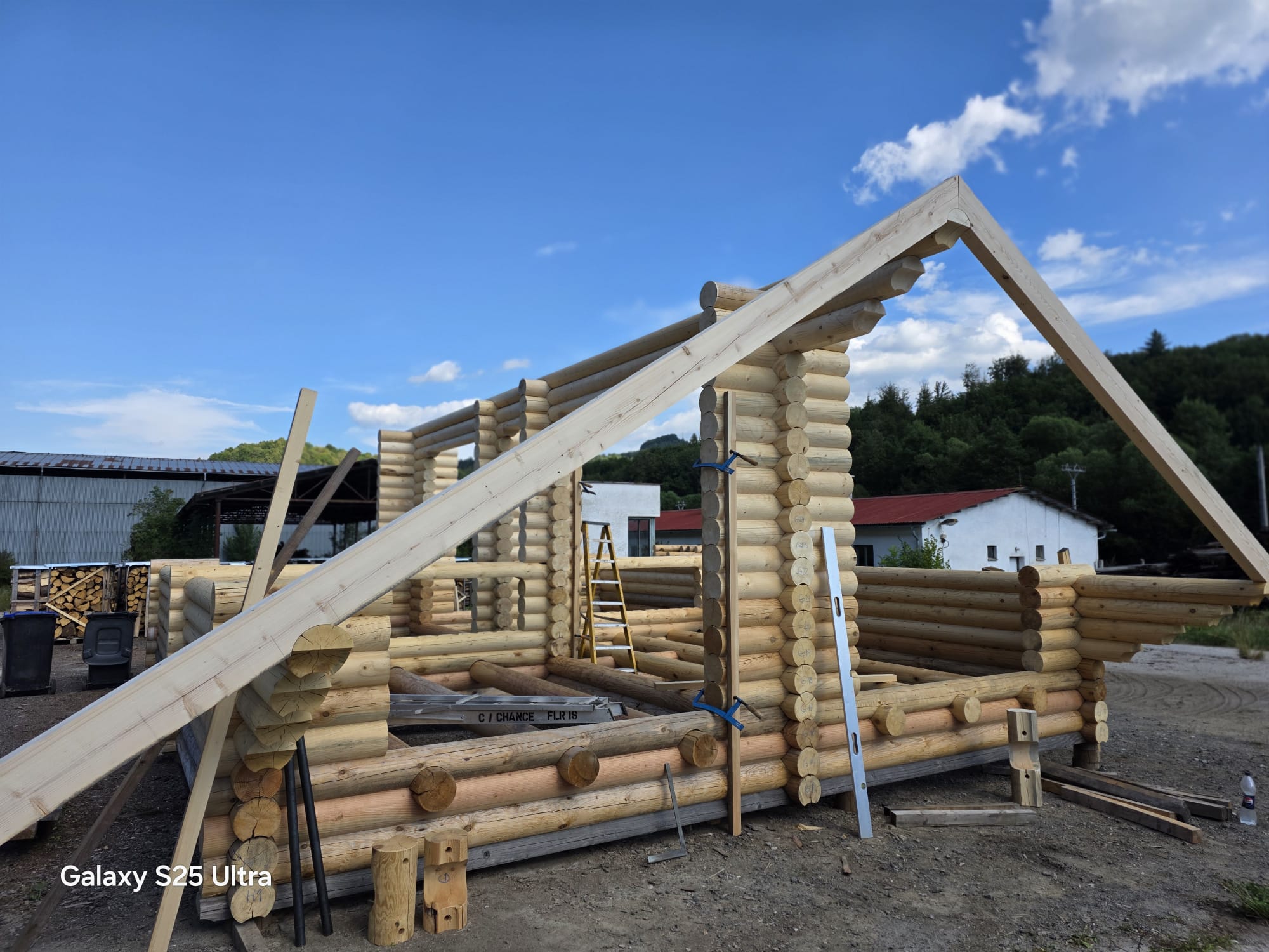 Construction de maison en rondins — montage de la charpente