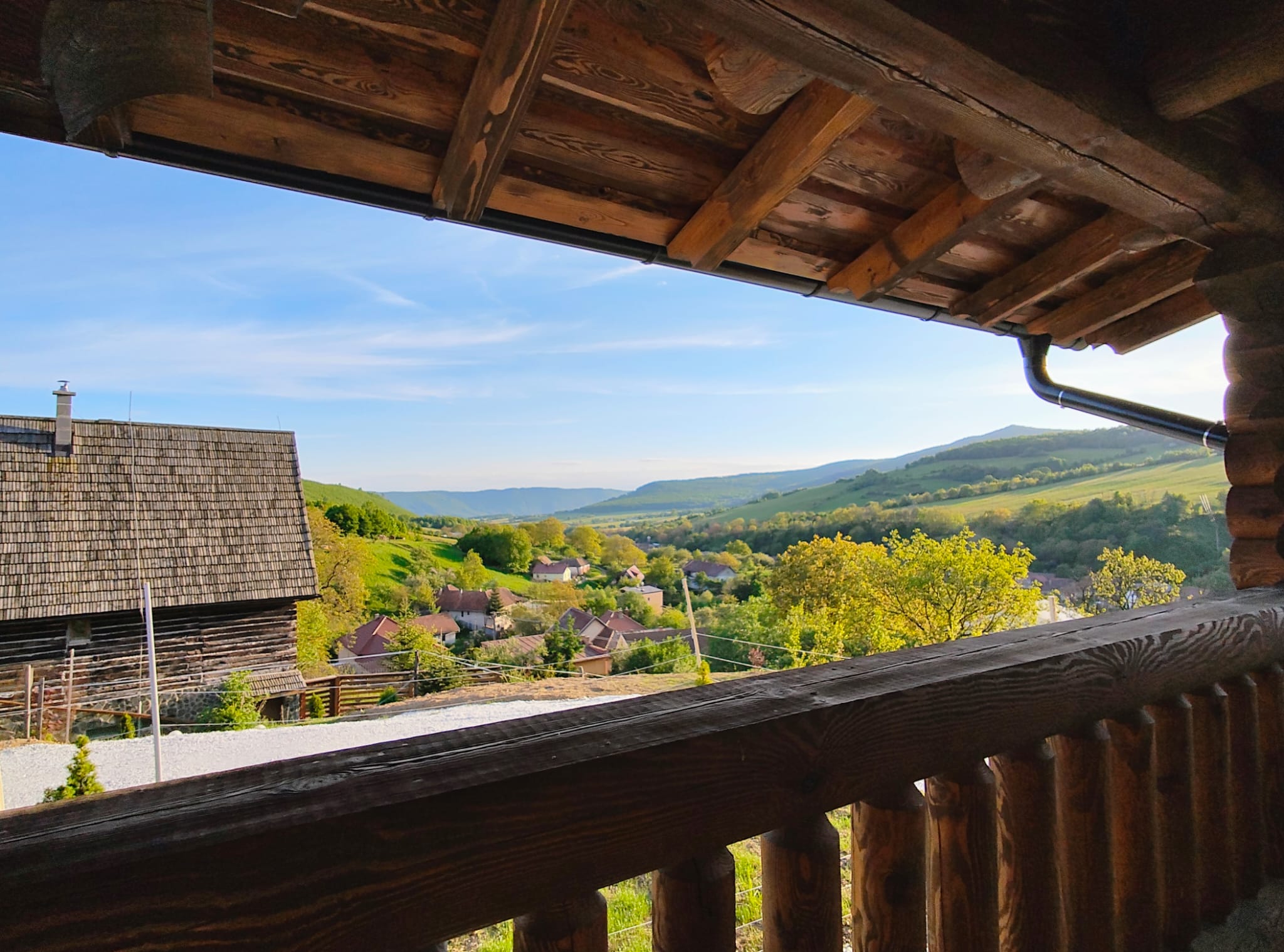 Vue du balcon sur le village et les montagnes