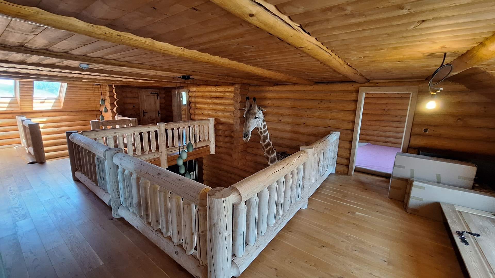 Intérieur des combles avec garde-corps en bois