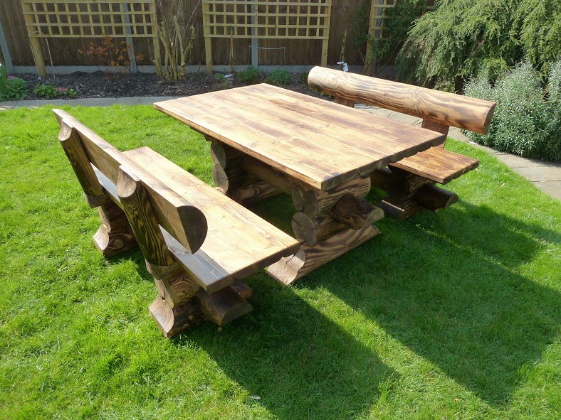 Ensemble repas de jardin avec bancs
