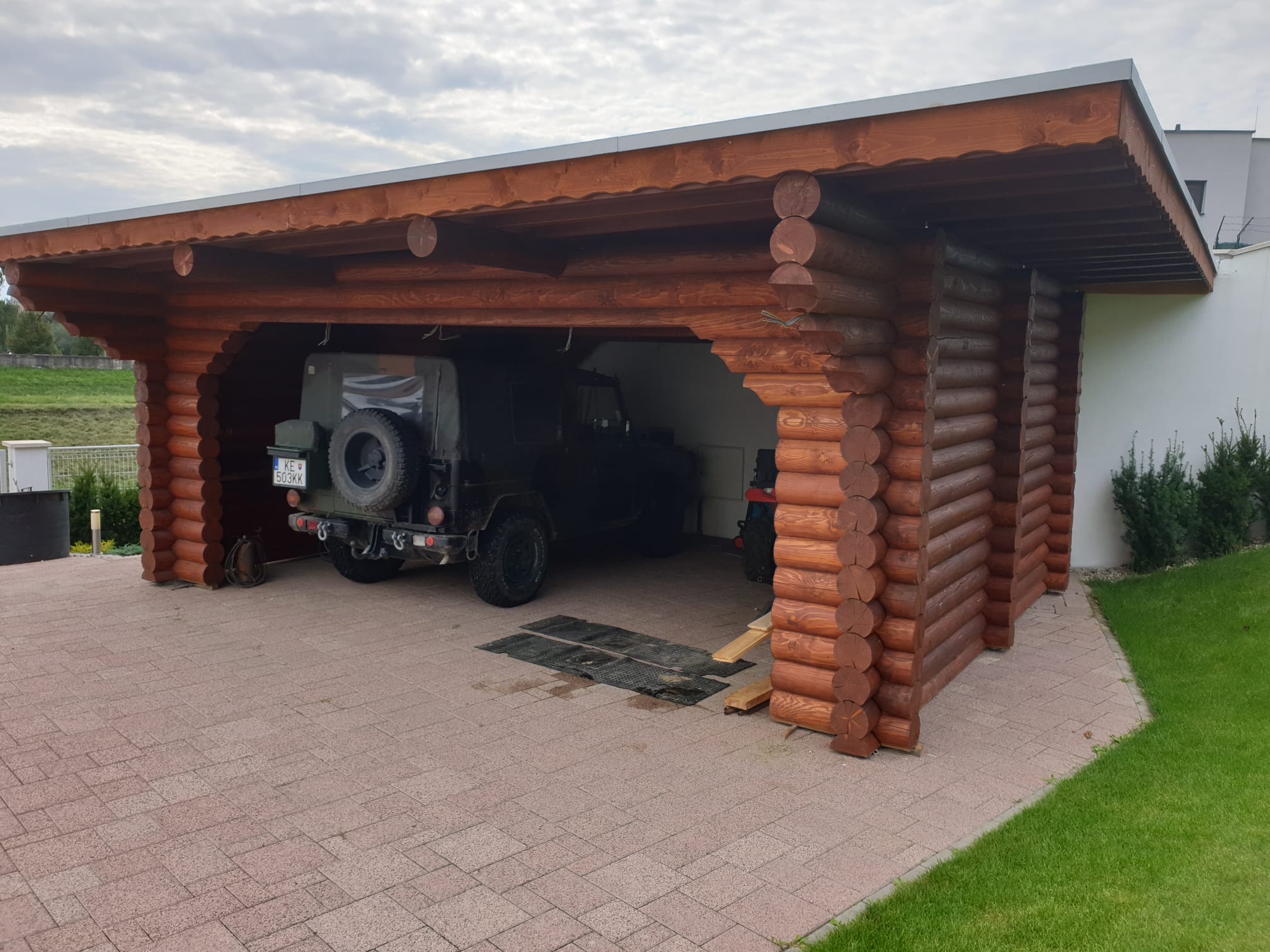 Abri auto en rondins massifs