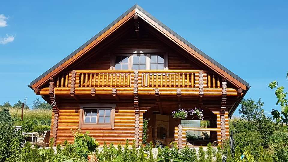 Maison familiale en rondins avec balcon et jardin