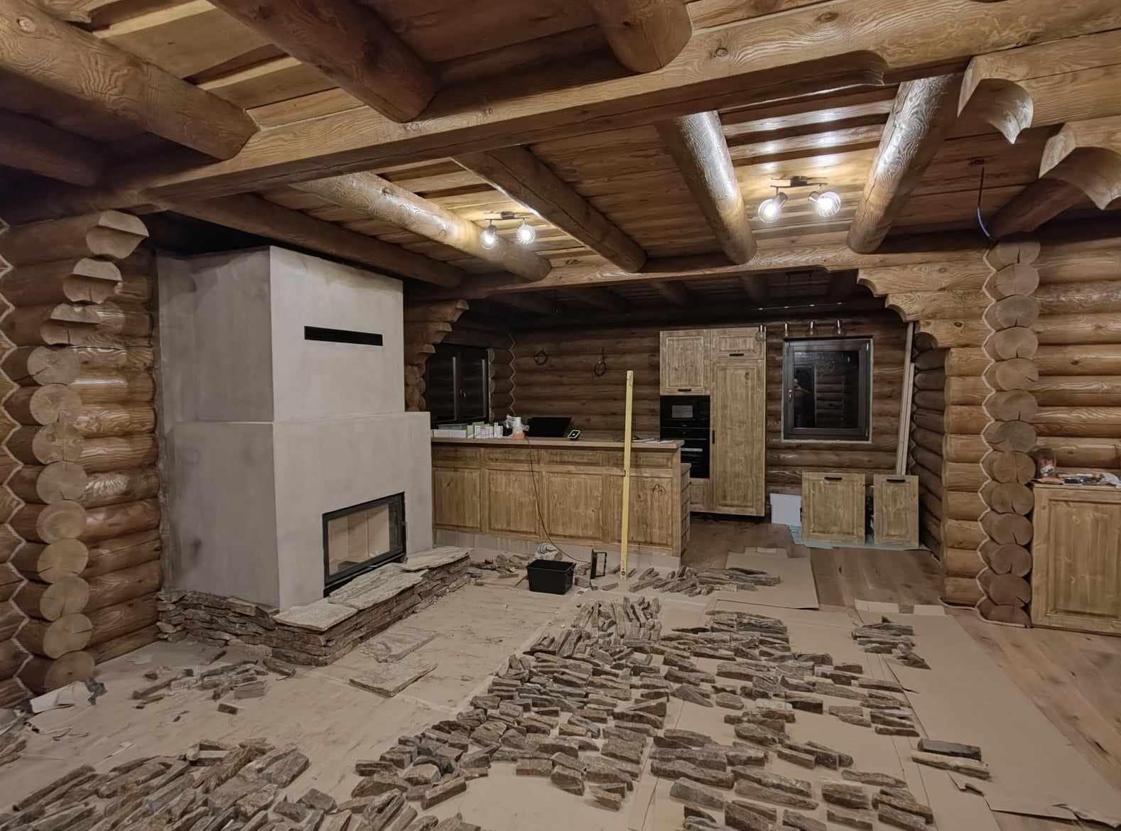 Intérieur — construction de cheminée et cuisine en bois massif