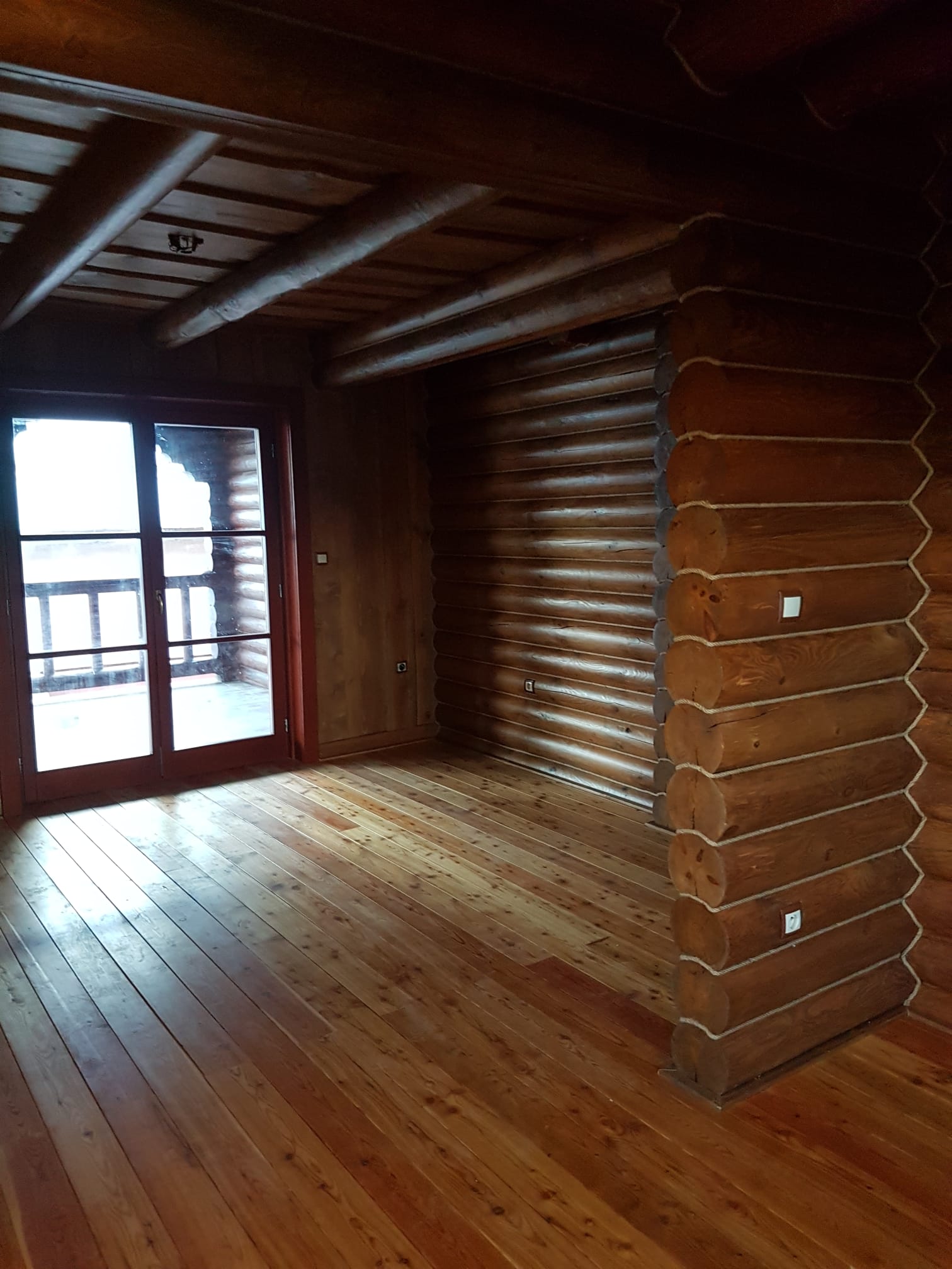 Intérieur des combles — murs massifs et plancher en bois
