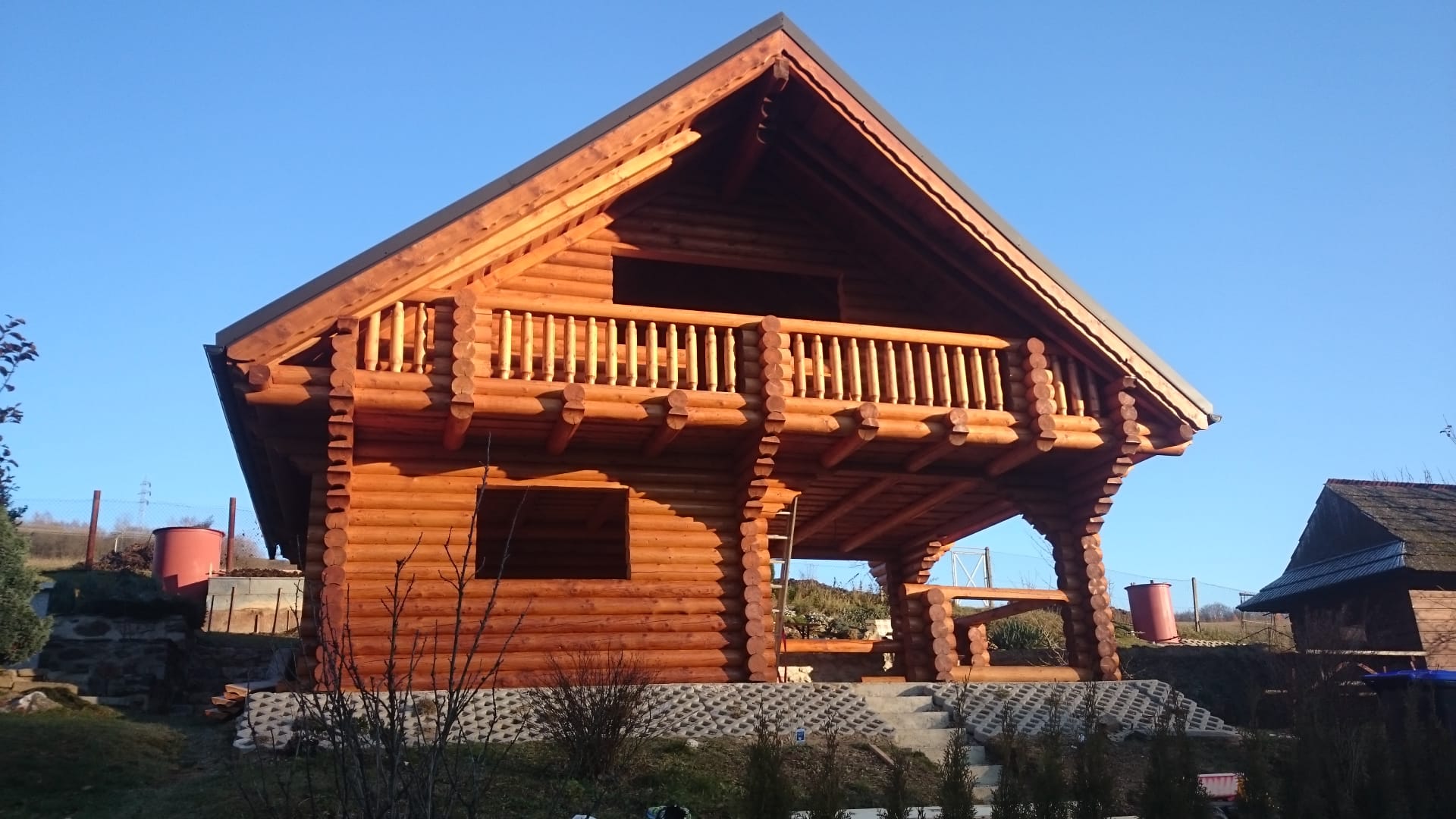 Maison en rondins en construction — structure massive en rondins